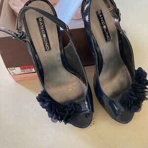 Bandolino navy blue kitten heeled peep toe shoes - size 8